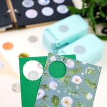 Bộ 2 dụng cụ bấm lỗ giấy hình tròn kiểu tem bưu chính xếp lớp cho junk journal và scrapbook, kìm bấm lỗ hình tròn răng cưa 1 inch lồng nhau với thiết kế cắt chính xác căn lề cho làm thiệp và thủ công - màu xanh lá - Bộ 2 món Màu xanh lá - Xem 9