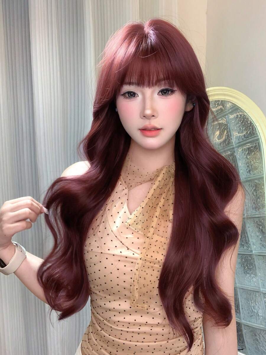 alicegarden Wig sintetis sepanjang 28 inci dengan gaya bergelombang alami dalam warna burgundy yang memukau. Didesain dengan poni, wig palsu ini sangat cocok untuk penggunaan cosplay pesta sehari-hari, menawarkan hadiah wig alami dan tahan lama untuk para wanita. - Burgundy - View 1