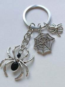 1pc Vintage Silver Spider Pendant Keychain, Gothic Punk Spider Web Metal Key Chain, Cute Small Accessory, Bag Charm, Bag Keychain, Women's Keychain, Car Keychain, Key Chain Accessory, Wallet Charm, Bag Accessory Strap, Gift For Women, Halloween Gift, Teacher's Day Gift, Christmas Gift - Multicolor - View 4