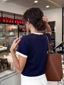 Blus Wanita Rajut Elegan Musim Gugur/Dingin Kerah Bulat Lengan Pendek Pullover Desain Kancing Palsu Warna Kontras Slim Fit Kasual untuk Harian dan Kantor - Navy Blue - View 2
