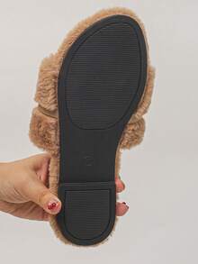 Women's Fashion Gold Chain Buckle Comfortable Soft Sole Plush Slippers, Soft Fuzzy Casual Style Autumn/Winter Daily Brown Bedroom Slippers, Plus Size - Apricot - View 8