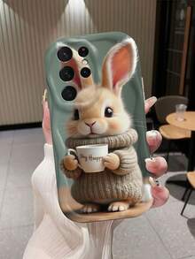 1 buah Casing Ponsel Pelindung Anti Guncangan dan Anti Jatuh INS Bergelombang Warna Krem, Casing Ponsel Kelinci Lucu dengan Kelinci Mengenakan Sweater Memegang Cangkir Kopi dan Cetakan Teks "Keep Happy", Casing Ponsel Pelindung TPU Lembut dengan Tepi Bergelombang, Kompatibel dengan Perangkat Android, Ponsel Seri - Putih - View 3