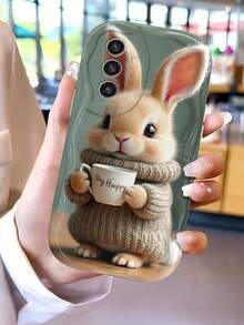 1 buah Casing Ponsel Pelindung Anti Guncangan dan Anti Jatuh INS Bergelombang Warna Krem, Casing Ponsel Kelinci Lucu dengan Kelinci Mengenakan Sweater Memegang Cangkir Kopi dan Cetakan Teks "Keep Happy", Casing Ponsel Pelindung TPU Lembut dengan Tepi Bergelombang, Kompatibel dengan Perangkat Android, Ponsel Seri - Putih - View 2