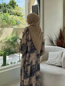 Hafizah 女款穆斯林端莊時尚雪紡印花兩件套，含希賈布，夏季休閒外套 - 杏色 - 查看 2