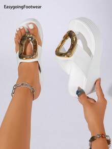 Sandal wedges wanita musim panas dengan gesper logam dan tali jari kaki, sol tebal yang menambah tinggi, ringan, dan lembut, serbaguna untuk dipakai di luar ruangan, liburan, dan perjalanan. - Putih - View 4