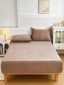 1pc Velvet Fitted Sheet, Warm And Soft, Solid Color Flannel Fabric, Suitable For King, Queen, Full And Twin Size Beds. Luxurious Ultra Soft Comfortable Fitted Sheet, 11.8 Inch Deep Pocket Design, Suitable For Autumn, Winter And Spring. Pillowcases Not Included, Fitted Sheet Only, Dust-Proof And Non-Slip, Machine Washable, Ideal Gift Choice For Bedding. Suitable For Twin, Full, King And Queen Size Beds. Mattress Cover Is Machine Washable. - Brown - View 3