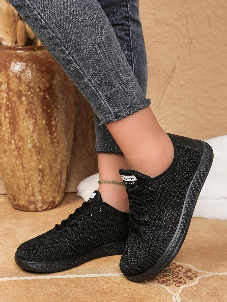 Sepatu Atletik Wanita dengan Kotak Jari Kaki Lebar, Tali Depan, Jaring Berongga Bernapas, Cocok untuk Aktivitas Luar Ruangan, Kasual, Olahraga, Perjalanan, Serbaguna