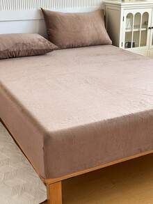 1pc Velvet Fitted Sheet, Warm And Soft, Solid Color Flannel Fabric, Suitable For King, Queen, Full And Twin Size Beds. Luxurious Ultra Soft Comfortable Fitted Sheet, 11.8 Inch Deep Pocket Design, Suitable For Autumn, Winter And Spring. Pillowcases Not Included, Fitted Sheet Only, Dust-Proof And Non-Slip, Machine Washable, Ideal Gift Choice For Bedding. Suitable For Twin, Full, King And Queen Size Beds. Mattress Cover Is Machine Washable. - Brown - View 4