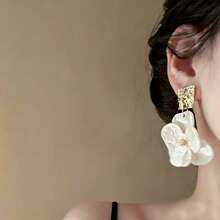 1pc Minimalist Acrylic Petal Stud Earrings (Women's) - White - View 3