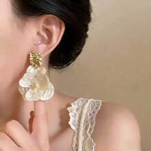 1pc Minimalist Acrylic Petal Stud Earrings (Women's) - White - View 1