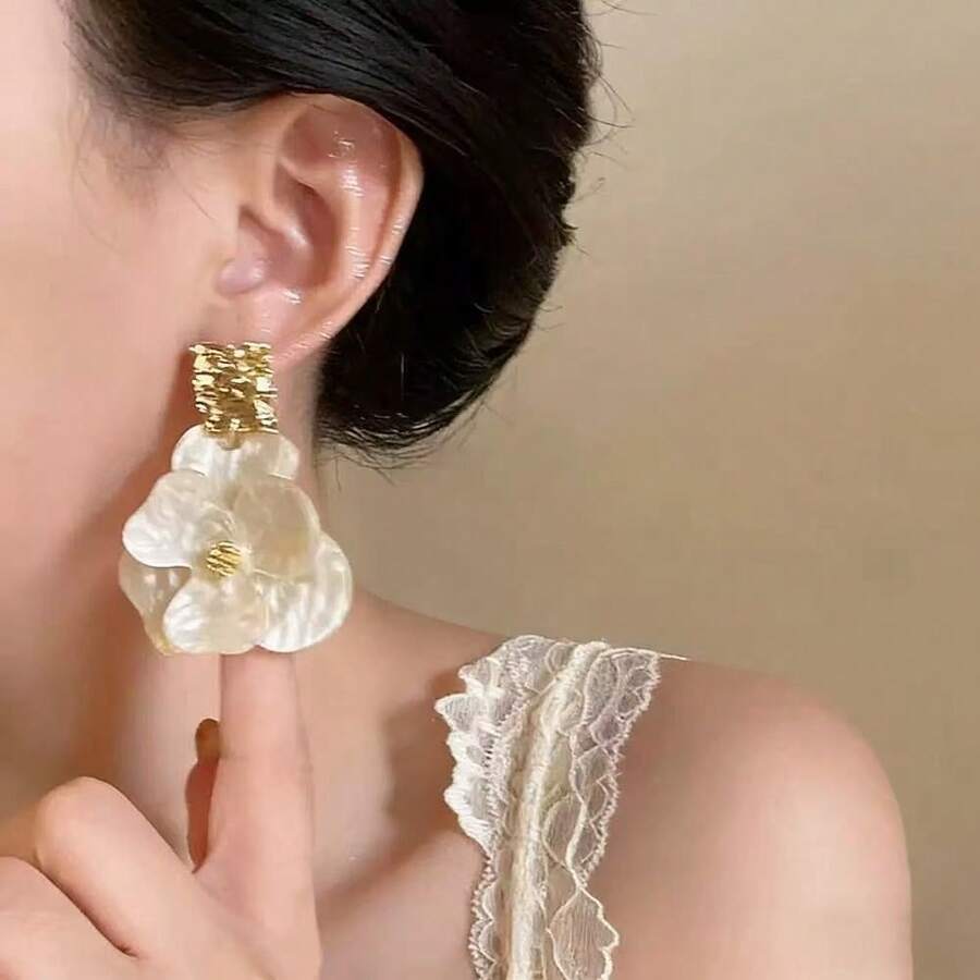 1pc Minimalist Acrylic Petal Stud Earrings (Women's) - White - View 1