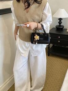 圓筒波士頓手提包，附編織花卉珠飾吊飾，結構圓身，形狀挺挺，內部空間充足，可收納手機、口紅、粉餅、耳機等旅行必需品，適合日常通勤、購物、戶外出遊 - 黑色 - 查看 6