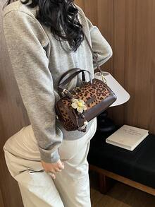 圓筒波士頓包款手提包 編織花朵串珠吊飾 3D圓筒包身 挺括不易塌陷 大容量內裡 可收納手機、口紅、粉餅、粉撲、耳機等日常出行必需品 適合日常通勤、購物、戶外出遊 - 棕色 - 查看 7