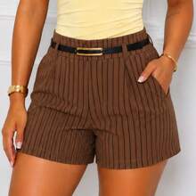 Short de Alfaiataria Risca Giz com Cinto Feminino - Marrom. - Visão 2