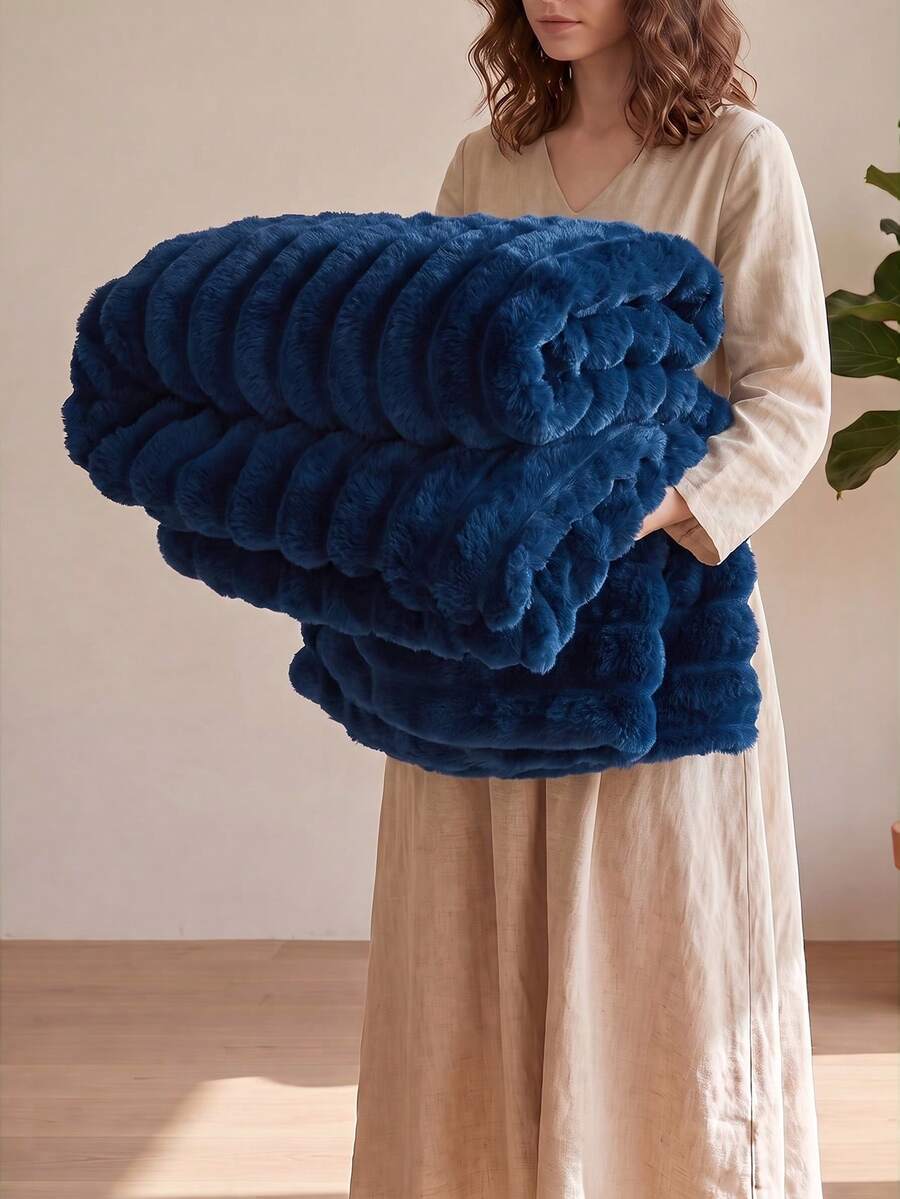 1pc Sofa Blanket, Blue Bed Throw, Comfortable & Warm, Super Skin-Friendly & Breathable, Lightweight & Soft, Minimalist Fashion Design, All-Around Comfort, Suitable For Travel, Nap Blanket, Multiple Sizes Available, Machine Washable