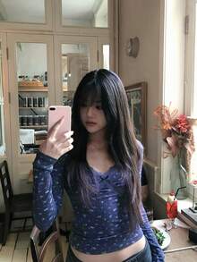 Kaos Lengan Panjang Motif Bunga Leher V Berenda Gaya Korea untuk Wanita, Model Slim Fit, Menawan, Seksi, dan Sebagai Lapisan Dalam yang Unik dan Cantik. - Warna gambar - View 1