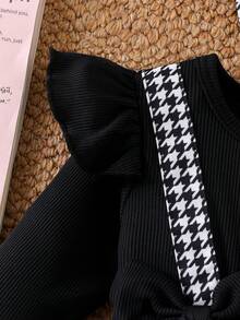 Baby Girl Fashion Vintage 2-delat set, svart ribbad romperklänning med rund hals, fluttersärmar, långärmat innerlager, patchwork, kontrasterande färger, falska hängslen, hundtandsmönstrad midja, dubbel rosett på sidan, lager-på-lager volangfåll + matchande hundtandsmönstrat hårband med rosett - Svart - Visa 6