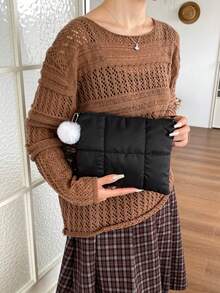 毛球吊飾秋冬新款居家收納小包 鉛筆袋 時尚多用途絎縫刺繡格紋加厚化妝包 休閒女款保暖羽絨小手提包 - 黑色 - 查看 4