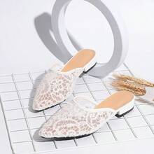 白色女款穆勒鞋 新款 封趾一腳蹬 夏季蕾絲網布鏤空透氣 優雅尖頭粗跟 百搭戶外穿著 舒適高跟涼鞋 - 白色 - 查看 1
