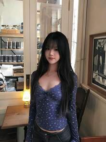 Kaos Lengan Panjang Motif Bunga Leher V Berenda Gaya Korea untuk Wanita, Model Slim Fit, Menawan, Seksi, dan Sebagai Lapisan Dalam yang Unik dan Cantik. - Warna gambar - View 2