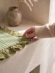 1pc Green & White Small Plaid With Olive Green Ruffle Edge Placemat, Fresh Pastoral Style Fabric Material, Rectangular Shape With Olive Green Ruffle Edge Patchwork Details, Stain-Resistant Protection For Tabletop And Decorative Enhancement, Suitable For Daily Tea Drinking And Fresh Home Decor Scenes - Green - View 3