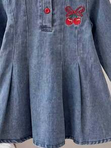 Infant Girls Fashionable Lapel Embroidered Half-Button Front Ruched Hem Long Sleeve Denim Dress - Light Wash - View 5