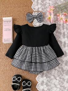 Baby Girl Fashion Vintage 2-delat set, svart ribbad romperklänning med rund hals, fluttersärmar, långärmat innerlager, patchwork, kontrasterande färger, falska hängslen, hundtandsmönstrad midja, dubbel rosett på sidan, lager-på-lager volangfåll + matchande hundtandsmönstrat hårband med rosett - Svart - Visa 3