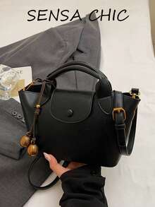 純色油蠟做舊紋理手提包，翻蓋按扣開合，短頂提把搭配可拆卸可調節長斜背帶，小巧尺寸適合上班、通勤、購物、約會與短途旅行 - 黑色 - 查看 2