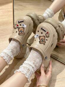 女款厚底克羅格鞋 夏季優雅戶外穿著 2026新款沙灘鞋 5cm EVA厚底 DIY卡通熊拖鞋 簡約純色 黑/白/淺咖啡/沙色 - 淺咖 - 查看 4