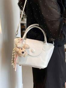 女款休閒餃子造型斜挎包，附毛絨娃娃吊飾、編織肩帶掛飾、壓紋 Logo，亮面百褶 PU 材質，可拆卸可替換肩帶，多隔層收納，按扣與拉鍊開合，適合日常、約會、通勤、旅行與購物 - 白色 - 查看 5