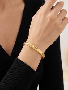 Wheat Ear Twill Engraved Buckle Bracelet, Feather Pattern Embossed, 18K Gold Plated Vintage Luxury Women's Bangle - Yum - View 2