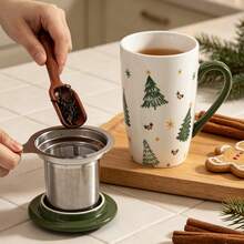 1 buah Cangkir Teh Keramik Motif Pohon Natal 490ml/16.5oz dengan Saringan Teh dan Tutup. Aman untuk Microwave dan Mesin Pencuci Piring. Cangkir Minum Keramik. Cocok untuk Teh Daun Lepas, Kopi, dan Minuman Panas. Ideal untuk Penggunaan Sehari-hari. Hadiah Natal yang Sempurna - MultiWarna - View 5