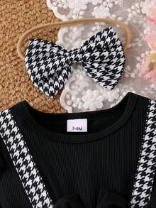 Baby Girl Fashion Vintage 2-delat set, svart ribbad romperklänning med rund hals, fluttersärmar, långärmat innerlager, patchwork, kontrasterande färger, falska hängslen, hundtandsmönstrad midja, dubbel rosett på sidan, lager-på-lager volangfåll + matchande hundtandsmönstrat hårband med rosett - Svart - Visa 7