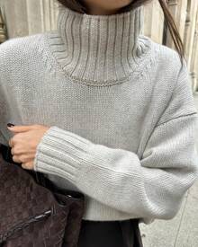 女款炭灰色高領落肩寬鬆粗針織毛衣，極簡高級休閒風，秋冬保暖內搭上衣 - 灰色 - 查看 4