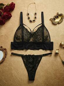 PinupPomp Set Pakaian Dalam Wanita Ukuran Plus 3 Potong: Bra Tanpa Kawat Tanpa Lapisan dengan Renda Bunga, Celana Dalam Thong Berpinggang Rendah, dan Sabuk Garter – Gaya Vintage dan Romantis - Hitam - View 2