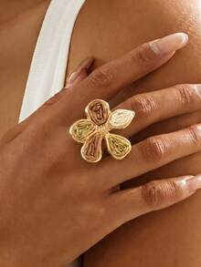 1pc Bohemian Vacation Style Raffia Asymmetrical Flower Ring, Suitable For Women Beach Outings, Daily Outfit Matching, Versatile Accessory - White Coffee Color - View 1