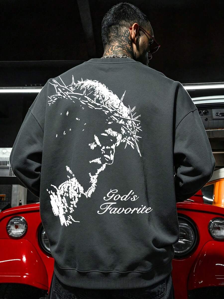 美式街頭風深灰色圓領運動衫，背面刺青肖像 God's Favorite 印花，寬鬆休閒上衣