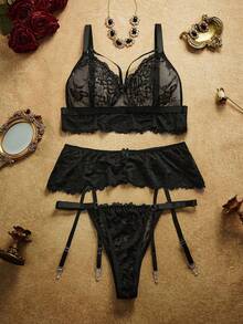 PinupPomp Set Pakaian Dalam Wanita Ukuran Plus 3 Potong: Bra Tanpa Kawat Tanpa Lapisan dengan Renda Bunga, Celana Dalam Thong Berpinggang Rendah, dan Sabuk Garter – Gaya Vintage dan Romantis - Hitam - View 12