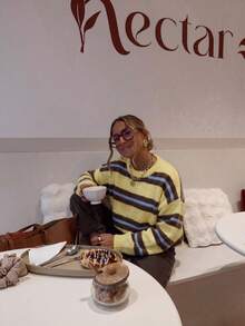 女款條紋圓領針織毛衣，寬鬆版型秋冬套頭衫，適合日常通勤與街頭休閒穿搭 - 黃色 - 查看 4