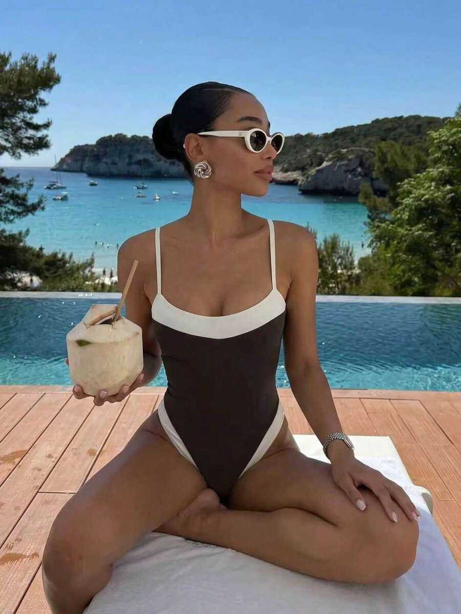 女款拼色方領連身泳衣,修身剪裁凸顯身形曲線,打造時尚海灘造型,適合度假夏季 - 咖白色 - 查看 1