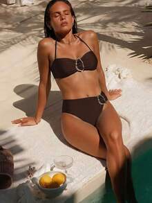 Conjunto de bikini de dos piezas con camisola de pecho plano de unicolor para mujer, con accesorio de metal en el medio, adecuado para vacaciones en la isla - Café integral - Ver 1