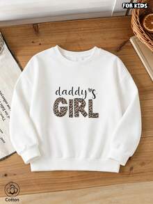 كنزة كاجوال للبنات بطبعة حروف "daddy's GIRL" بنقشة جلد النمر، قميص قطني بياقة دائرية وأكمام طويلة - أبيض - مشاهدة 3