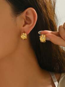 1 Pair Luxury 18K Gold Stainless Steel Wrinkled Studded Earrings With Unique Asymmetrical Texture Design, High-End Quality, Suitable For Women's Daily Commute, Versatile Choice - Earrings - View 6