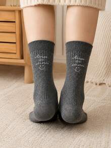1/2 Paar Damen Minimalistische lächelndes Gesicht Buchstaben AB asymmetrische Mittellänge Socken, lächelndes Gesicht englischer Slogan, minimalistischer Stil, weich und hautfreundlich, geeignet für den Alltag in der Schulanfangszeit, geeignet für Zuhause und Pendeln, Preppy-Stil geeignet für Familienausflüge, geeignet für Bürokleidung, geeignet als Herbst-/Wintergeschenk - Verschiedenfarbig - Übersicht 5