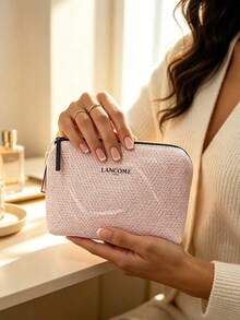 Lancôme Tas Kosmetik Lancome Berwarna Pink dengan Tekstur Anyaman, Tas Makeup dengan Resleting dan Logo Merek, Portabel dan Tahan Lama, Cocok untuk Penggunaan Pribadi dan Hadiah, LANCOME‑GIFT‑18 - Baby Pink - View 8
