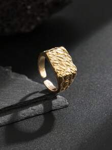 1 buah Cincin Pria Minimalis Berlapis Emas Paduan Logam dengan Ukiran Wajah Timbul - Emas Muda - View 4