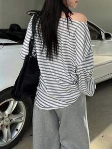 Kaos Lengan Panjang Bergaris Longgar dengan Bahu Asimetris Model Baru, Potongan Acak - Light Grey - View 3