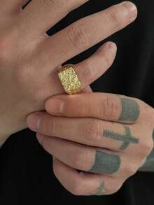 1 buah Cincin Pria Minimalis Berlapis Emas Paduan Logam dengan Ukiran Wajah Timbul - Emas Muda - View 7