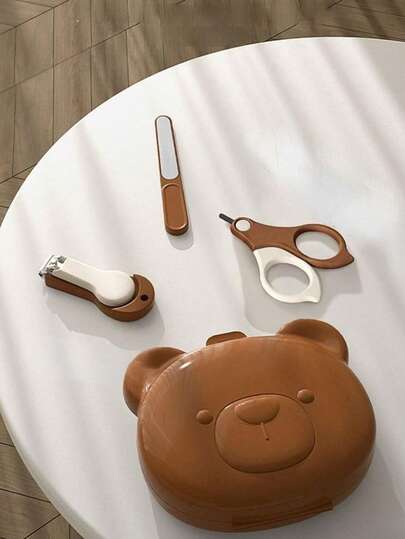 1-Piece Brown Nail Clipper Set, Cartoon Portable Design. Round Blade Design. Nail Clippers With Clipping Collection Function. Made Of PP And Stainless Steel. A Must-Have For Travel.