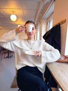 女款 2026 秋冬 一件式針織毛衣，大翻領與喇叭袖設計，寬鬆版型紋理針織上衣，適合日常穿著 - 白色 - 查看 4